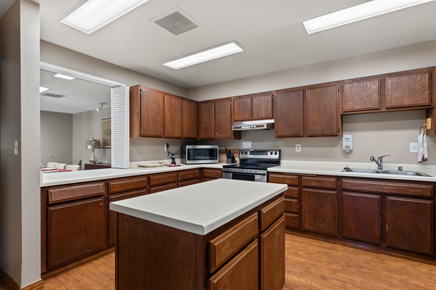 2140 Santa Cruz AVE A303