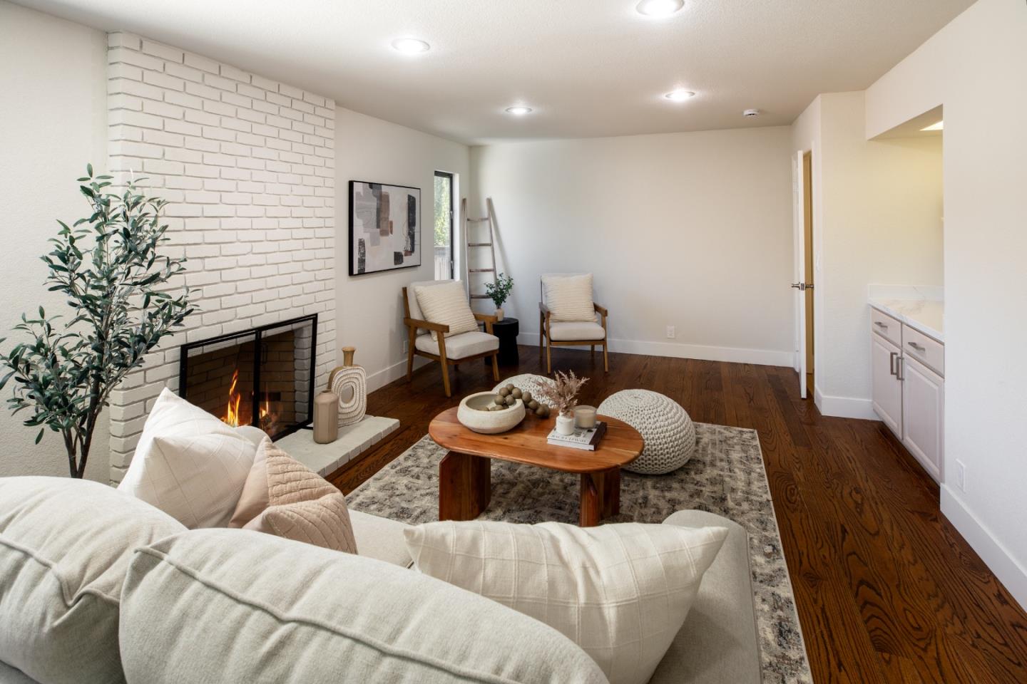 867 Norfolk Pine AVE