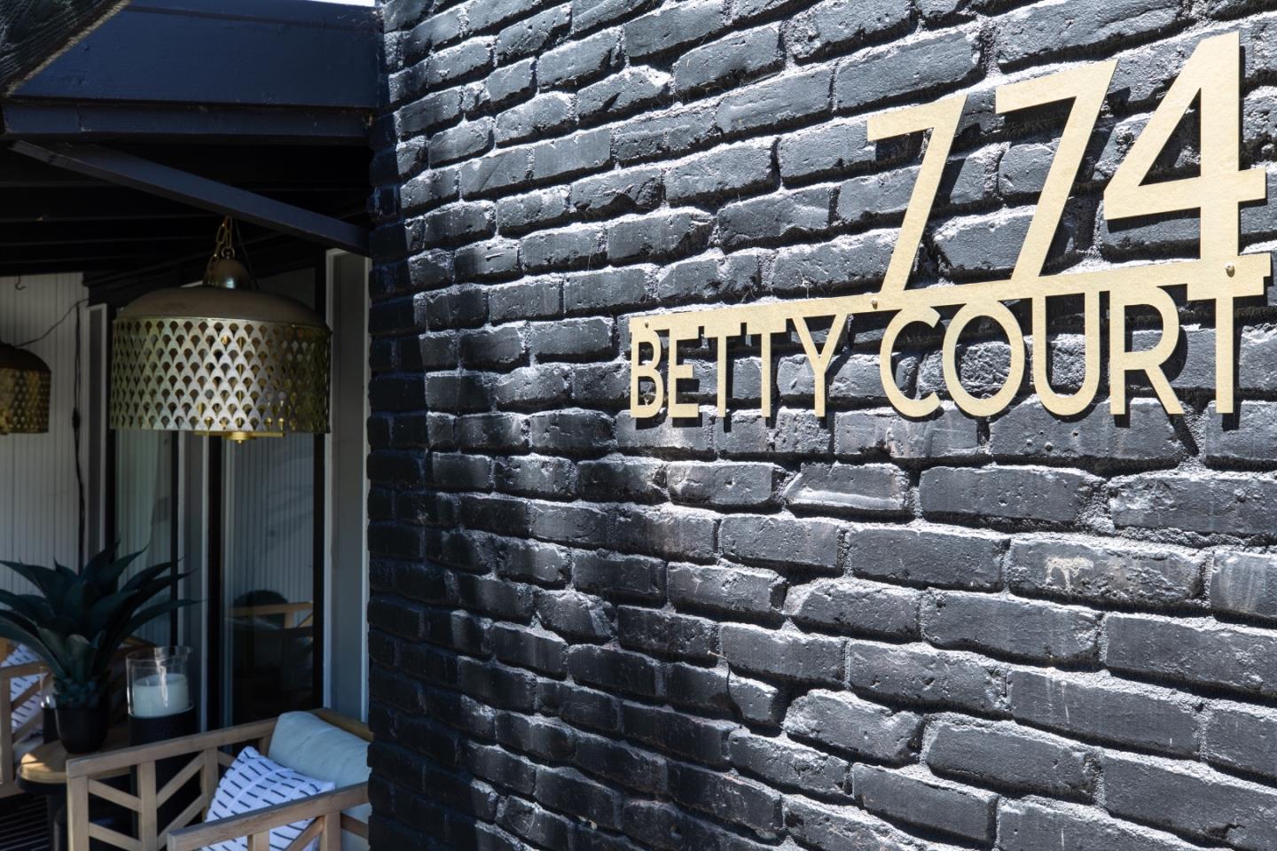 774 Betty CT
