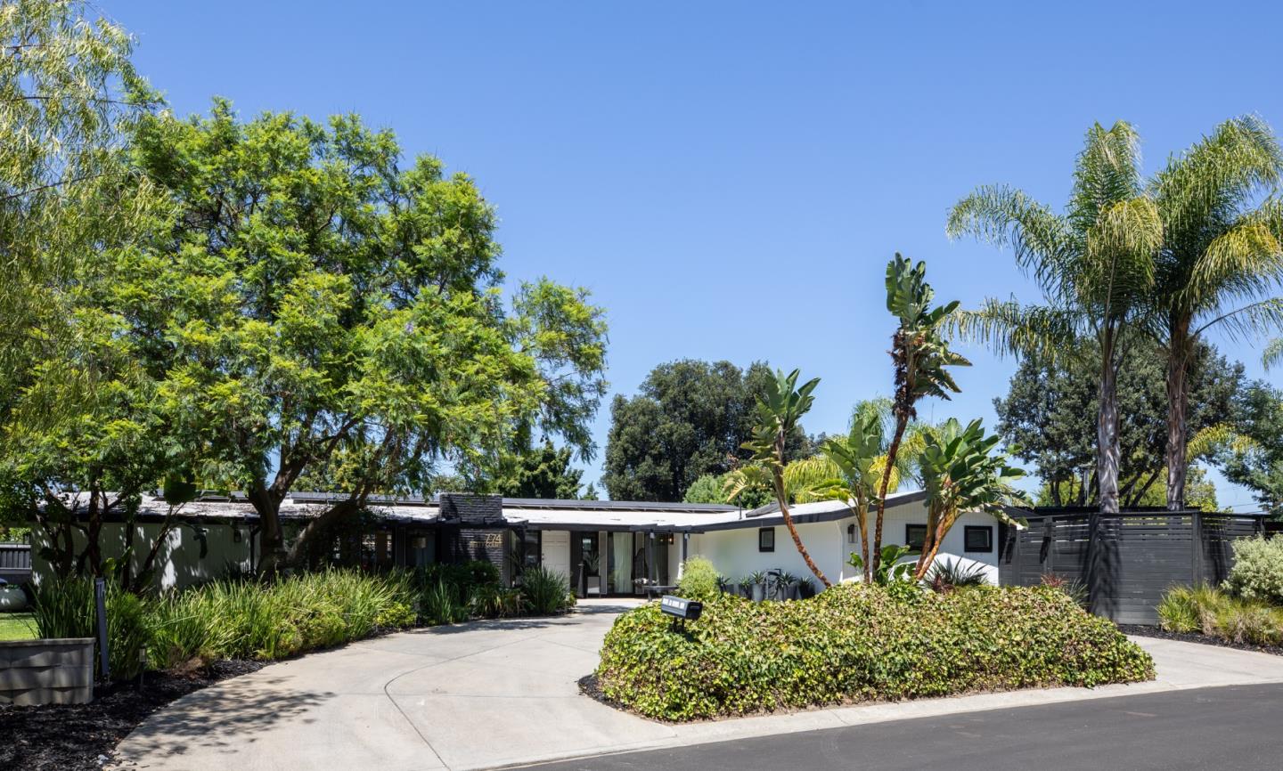 774 Betty CT