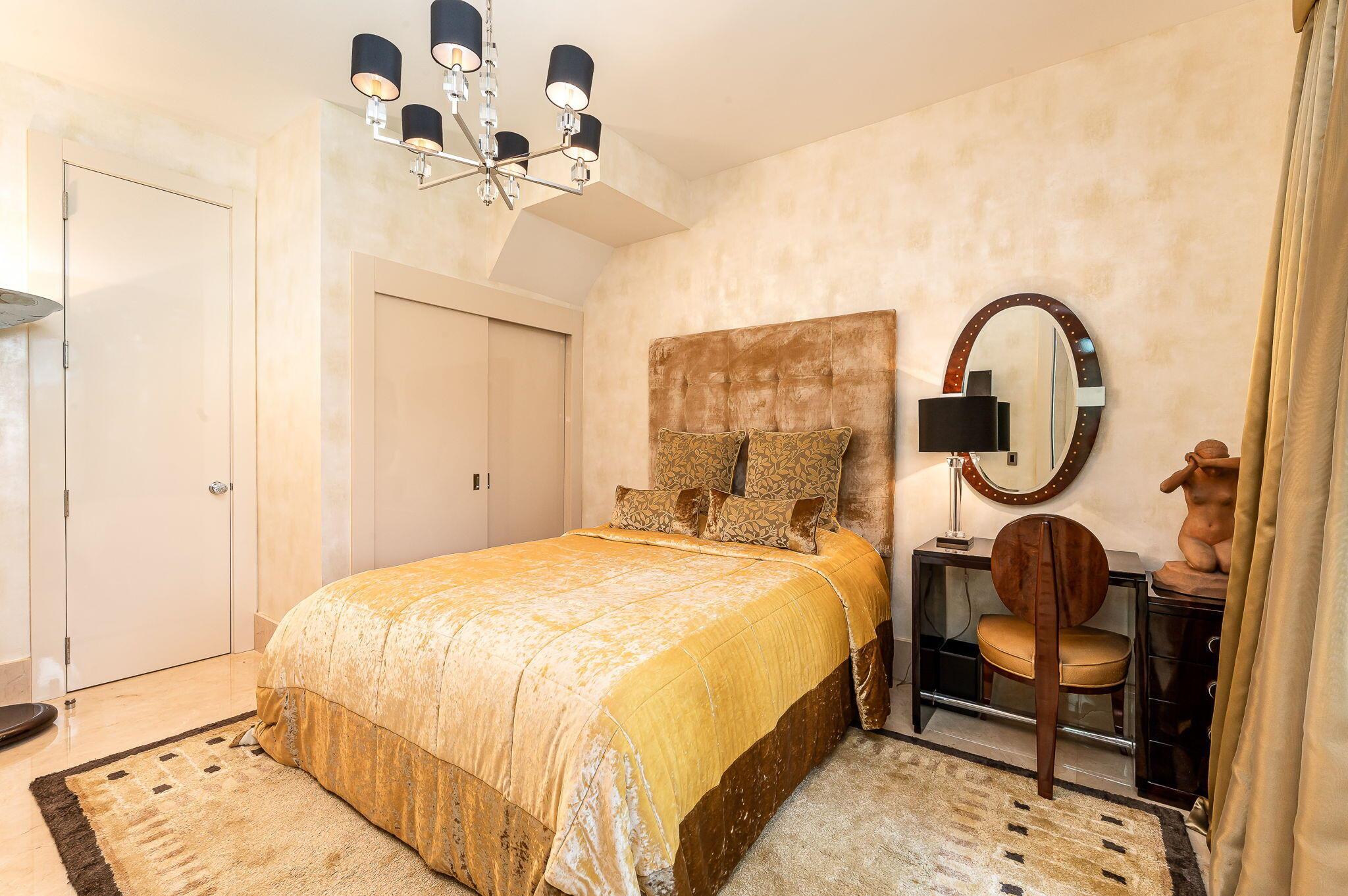 5221 Deauville Circle