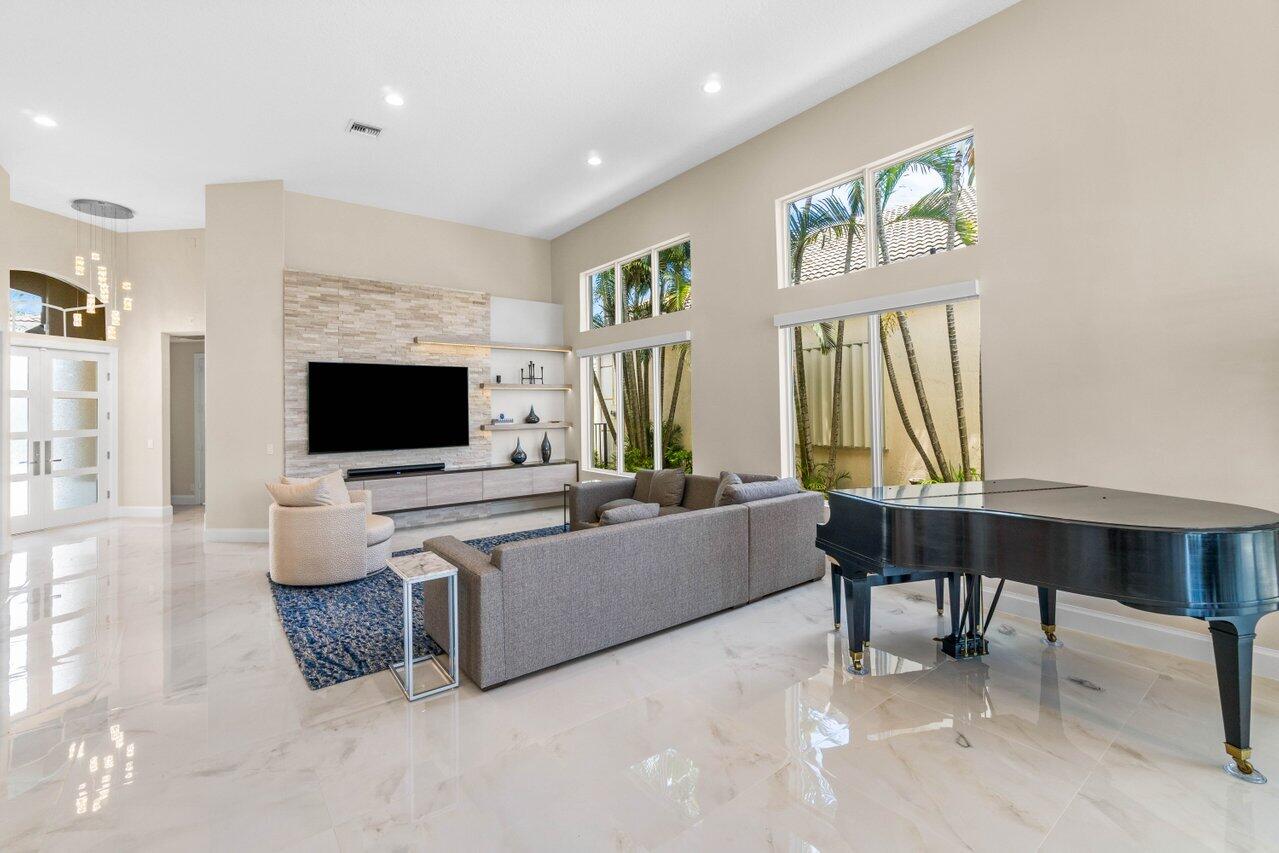16886 Knightsbridge Lane