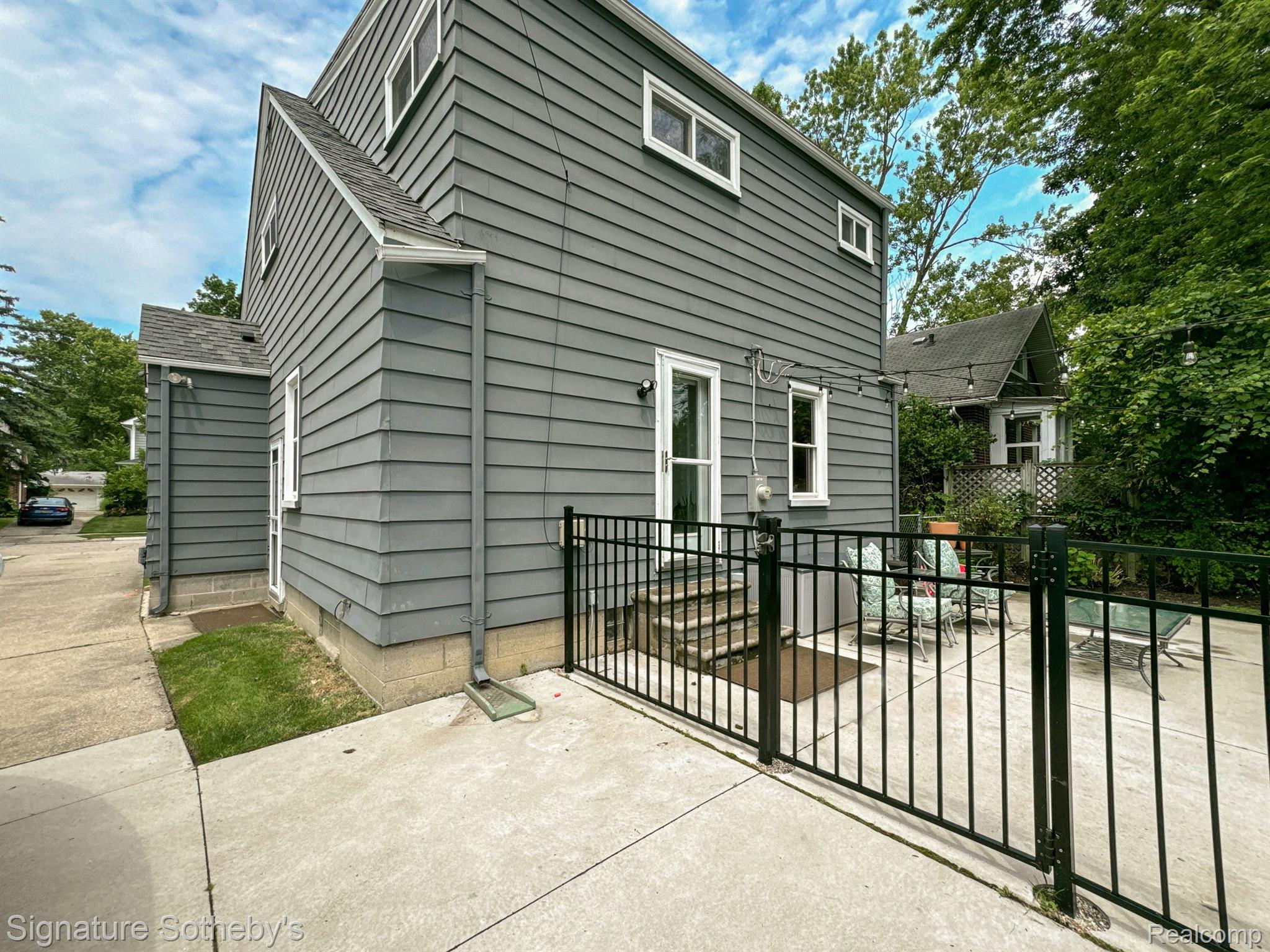 1207 GREENLEAF Drive