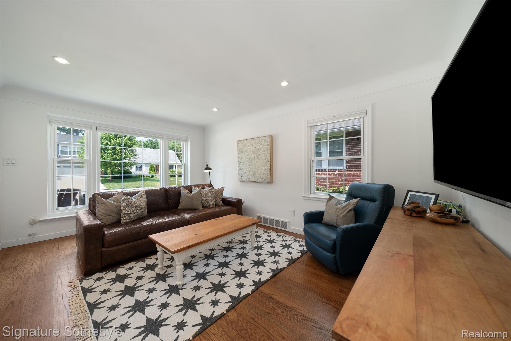 1207 GREENLEAF Drive