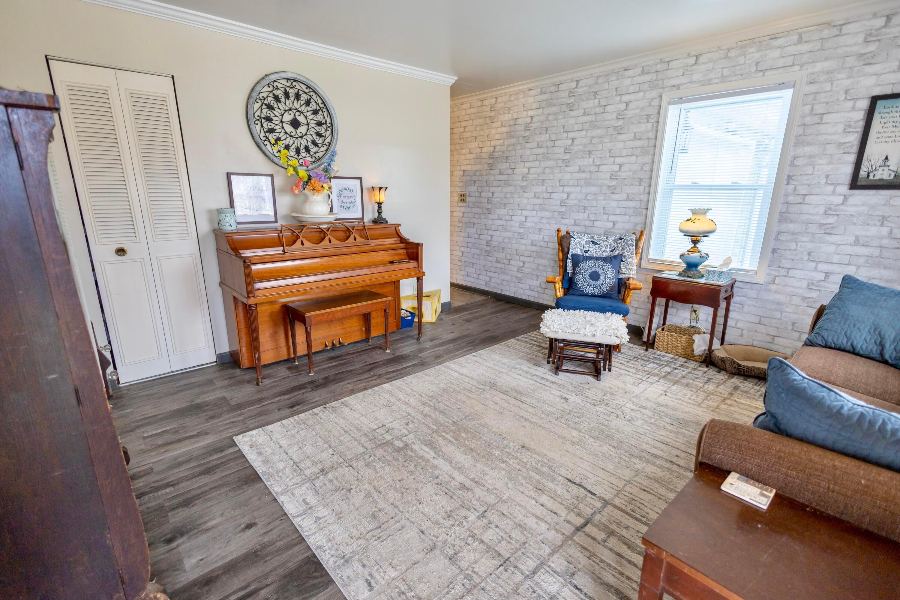 1031 Robinson Street