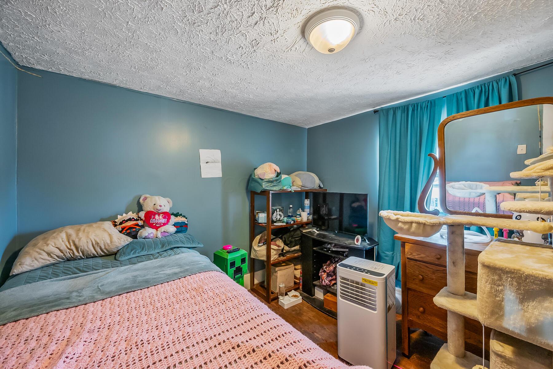 1002 Congress Street