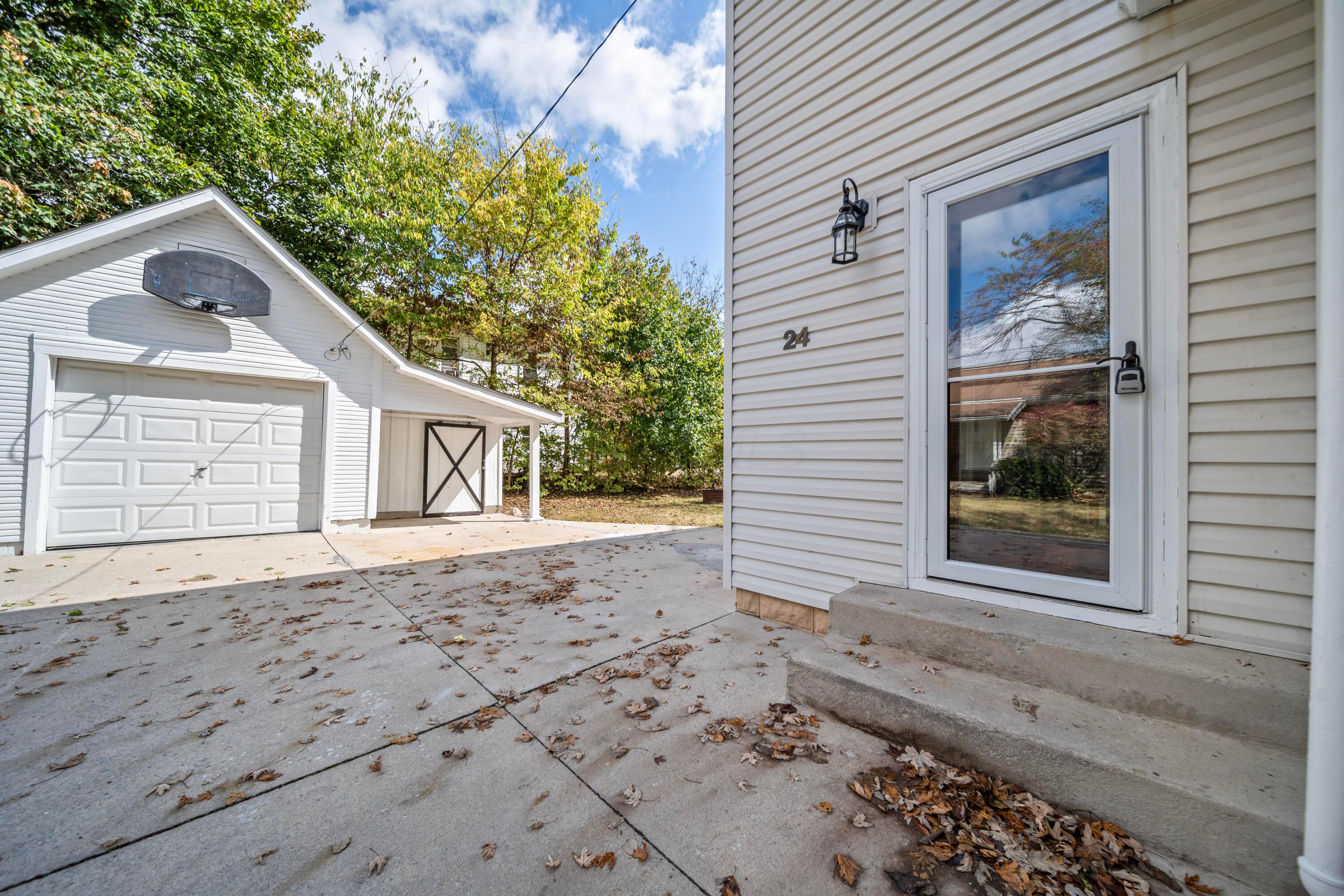 24 W Bomford Street
