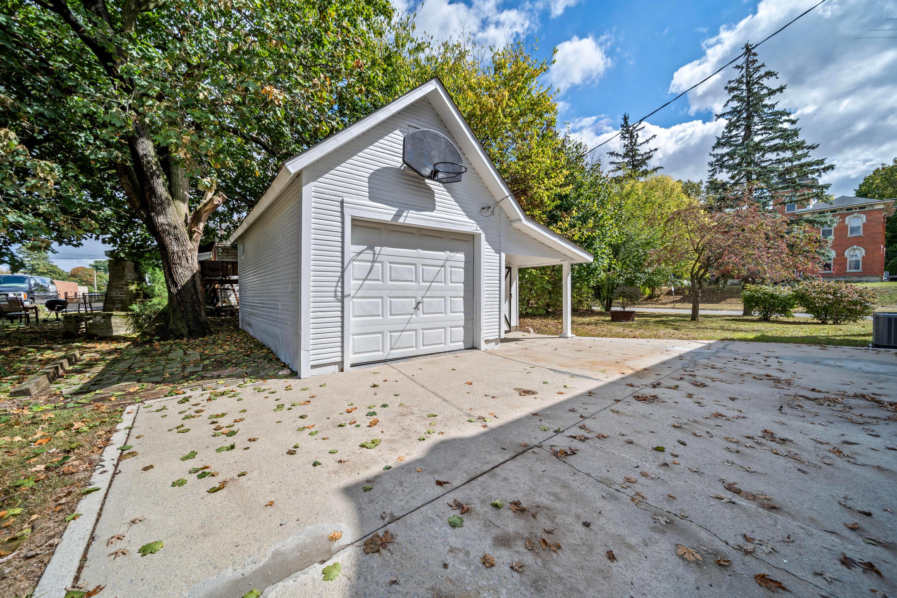 24 W Bomford Street