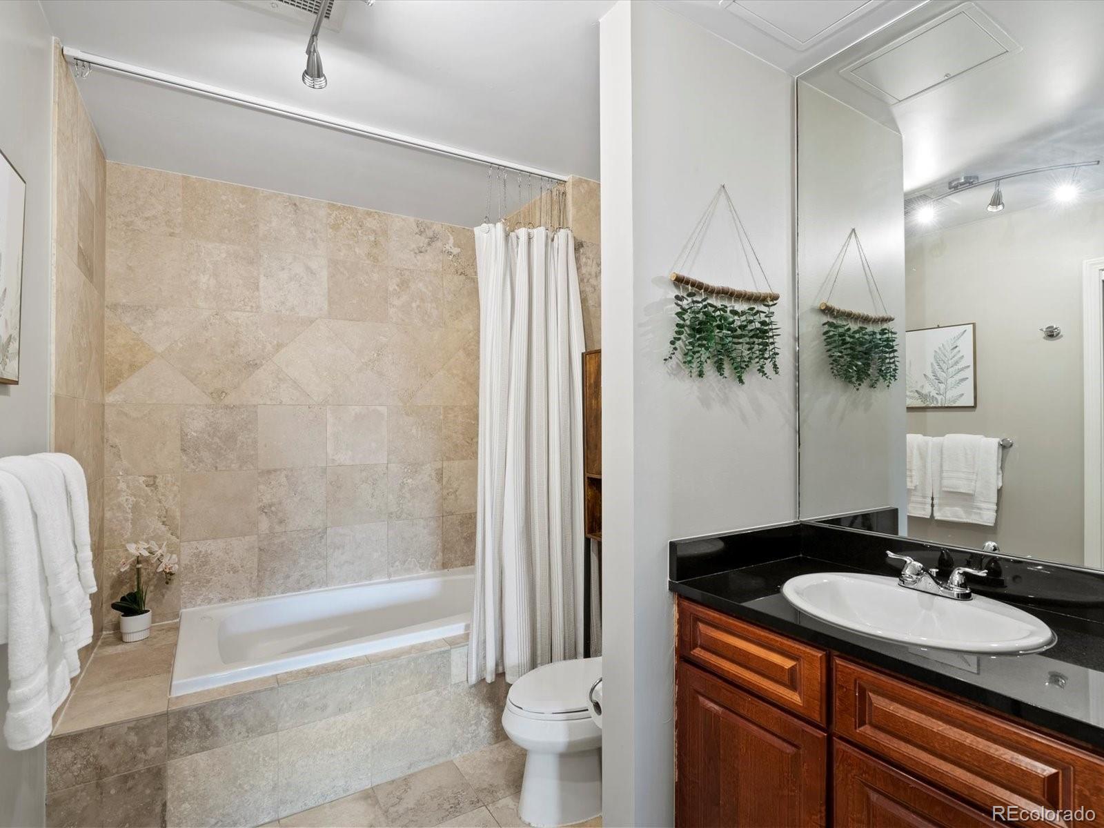 975 N Lincoln Street Unit: 4F