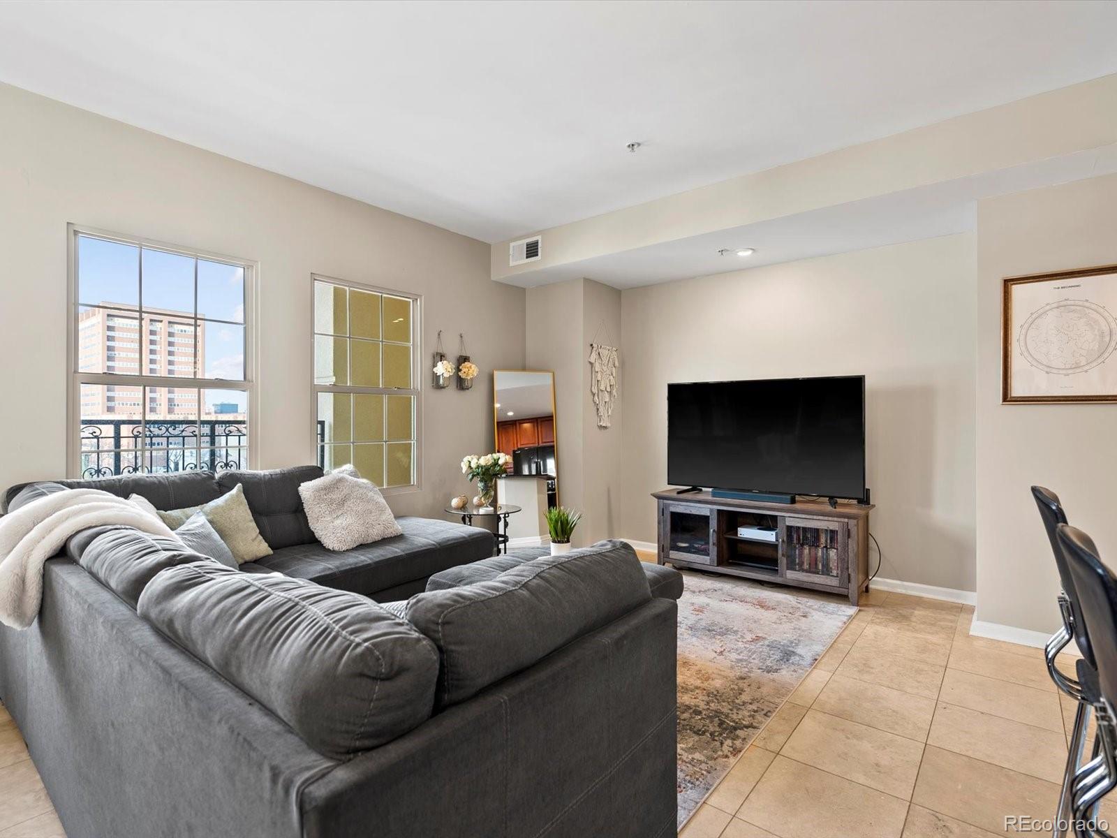 975 N Lincoln Street Unit: 4F