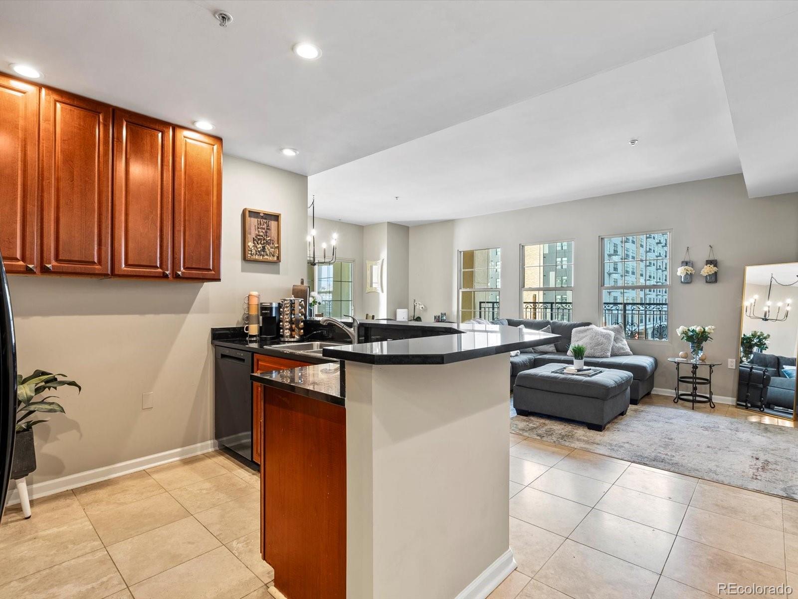 975 N Lincoln Street Unit: 4F