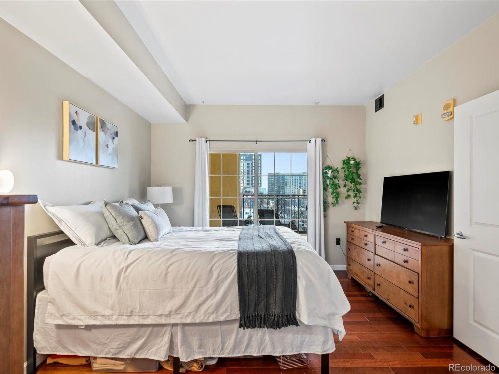 975 N Lincoln Street Unit: 4F