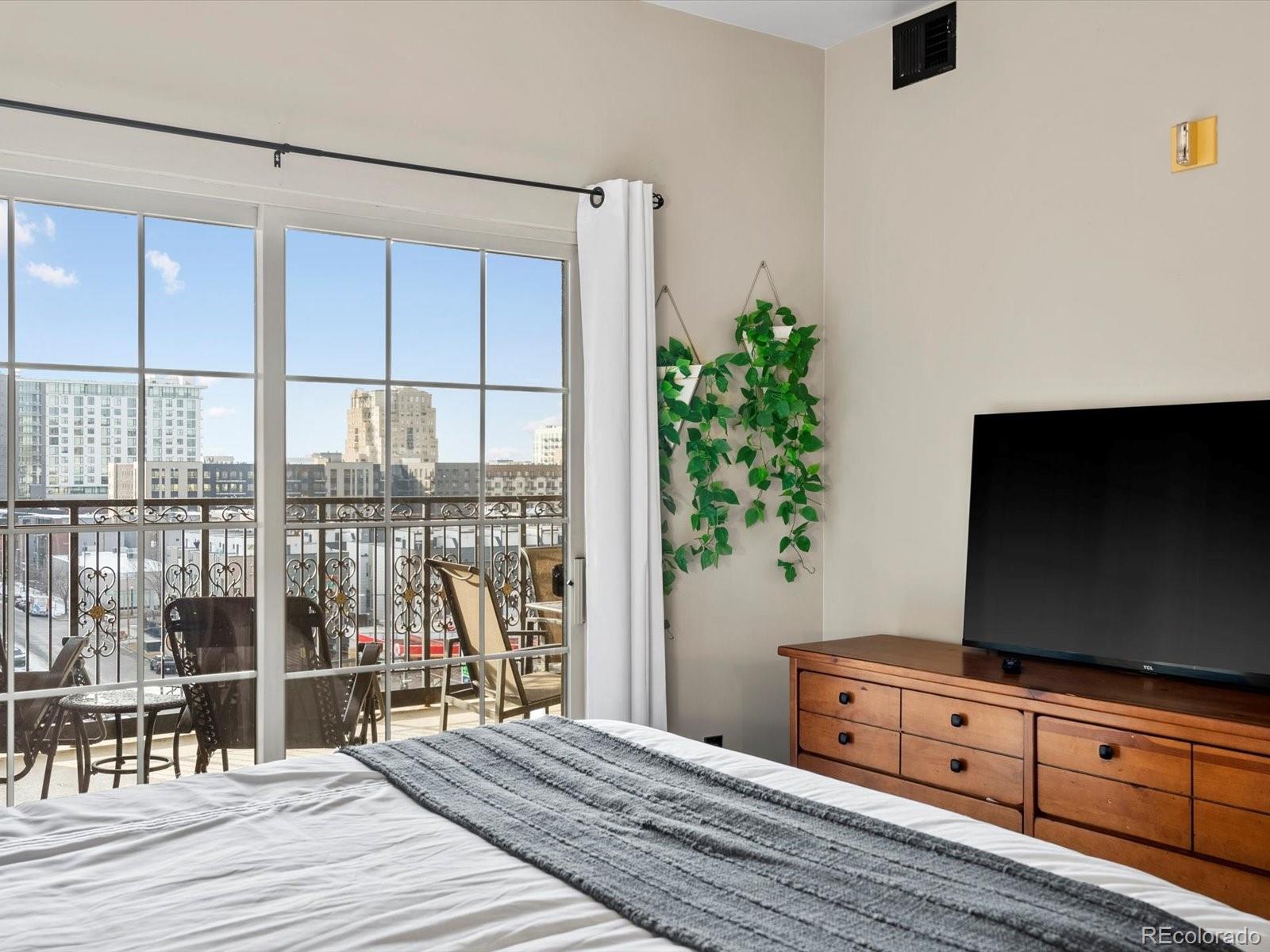 975 N Lincoln Street Unit: 4F