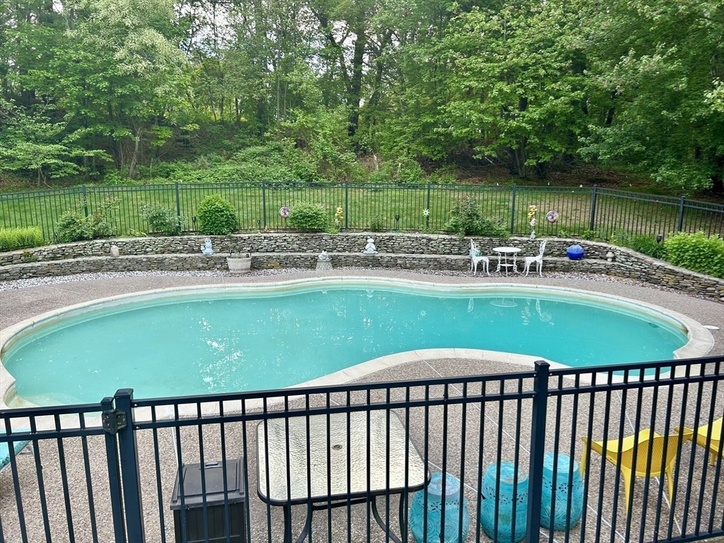 87 Whitewood Avenue