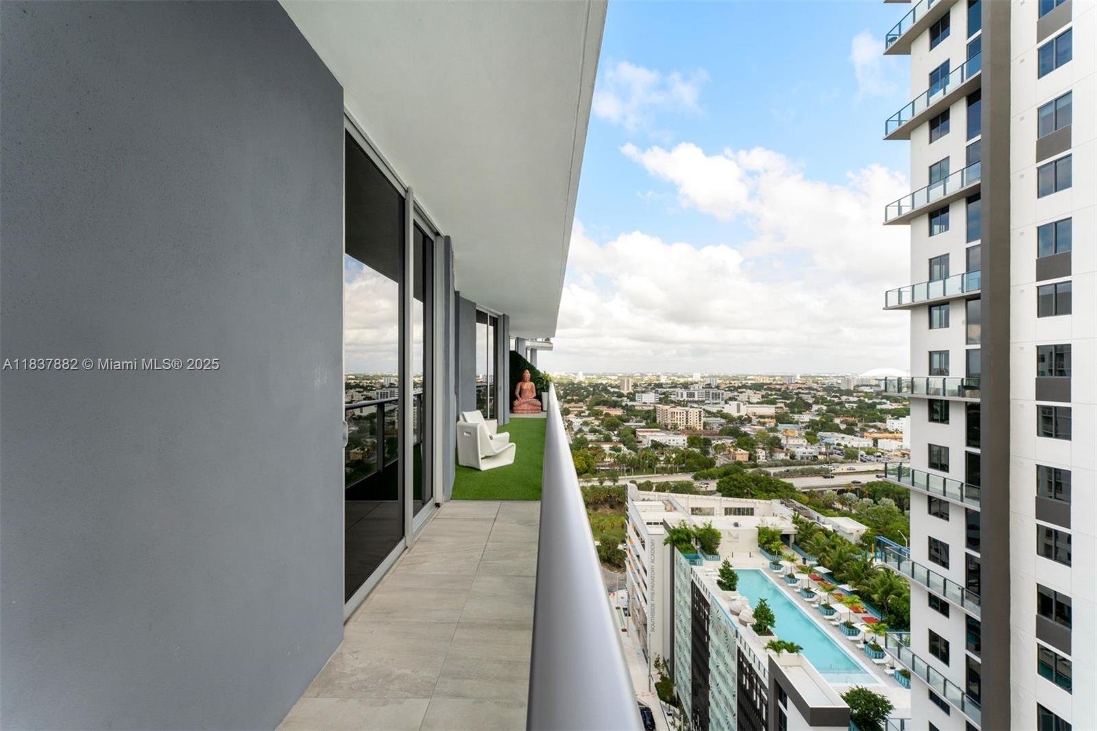1010 SW 2nd Ave Unit: LPH04