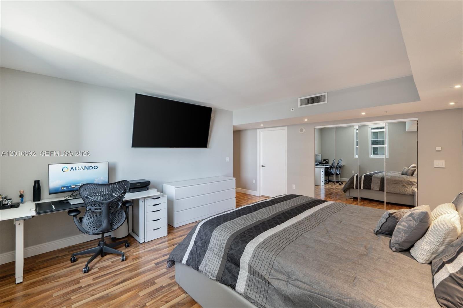 1800 N Bayshore Dr # 2111