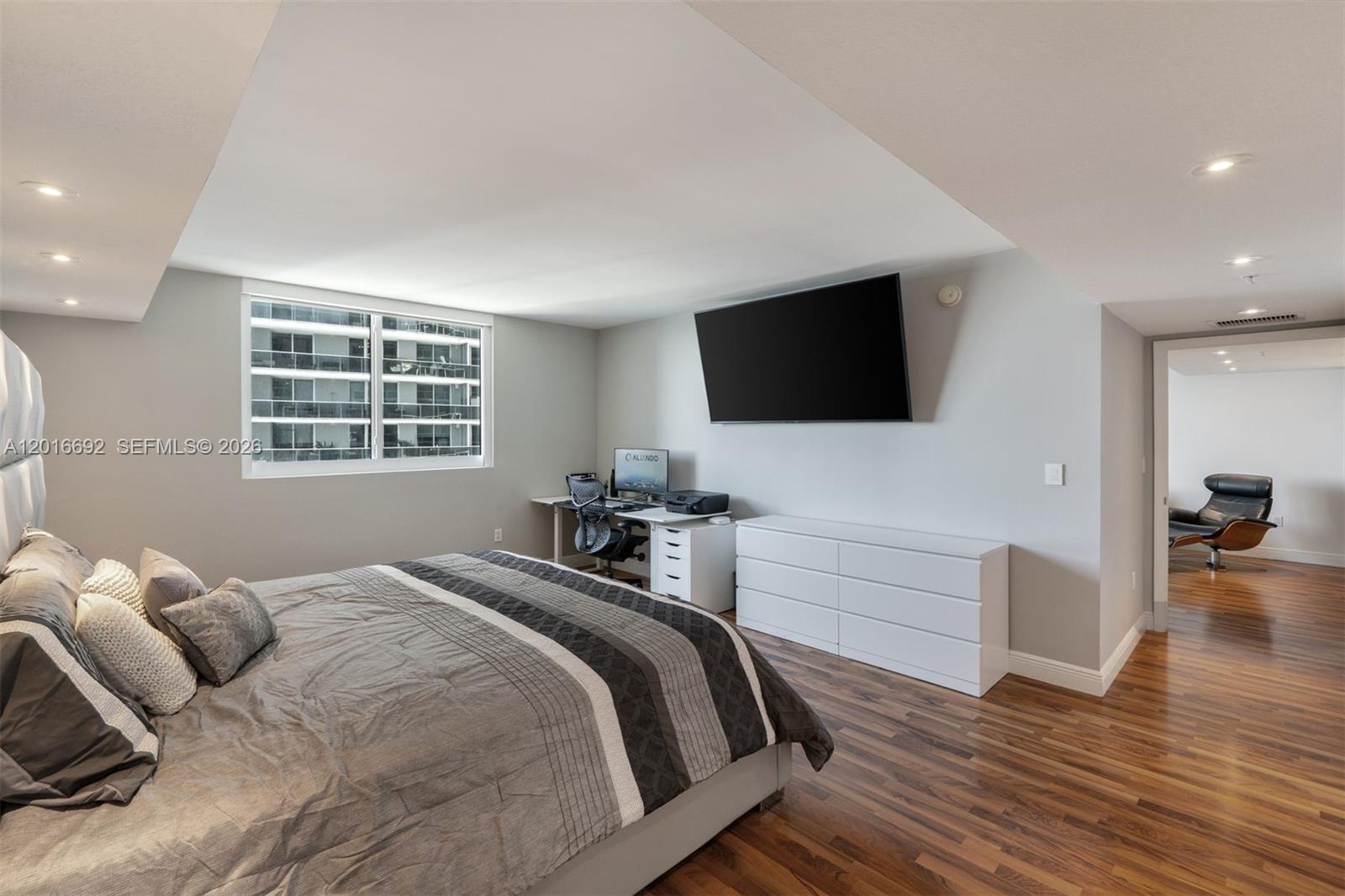 1800 N Bayshore Dr # 2111