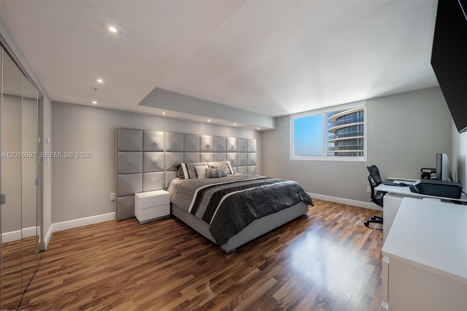 1800 N Bayshore Dr # 2111