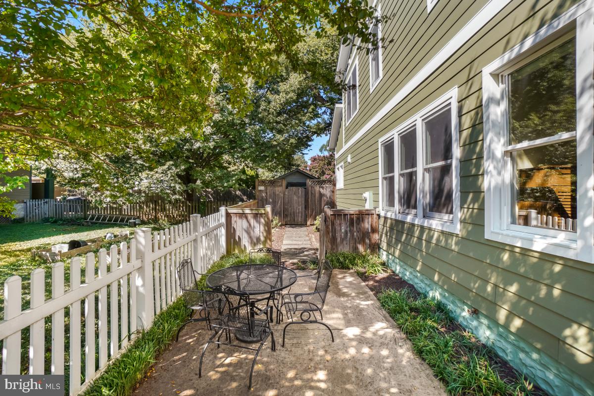 302 S BARTON STREET