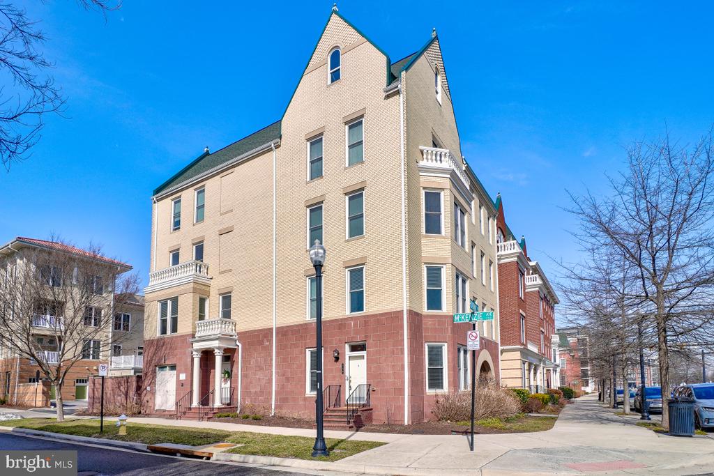 738 MCKENZIE AVENUE