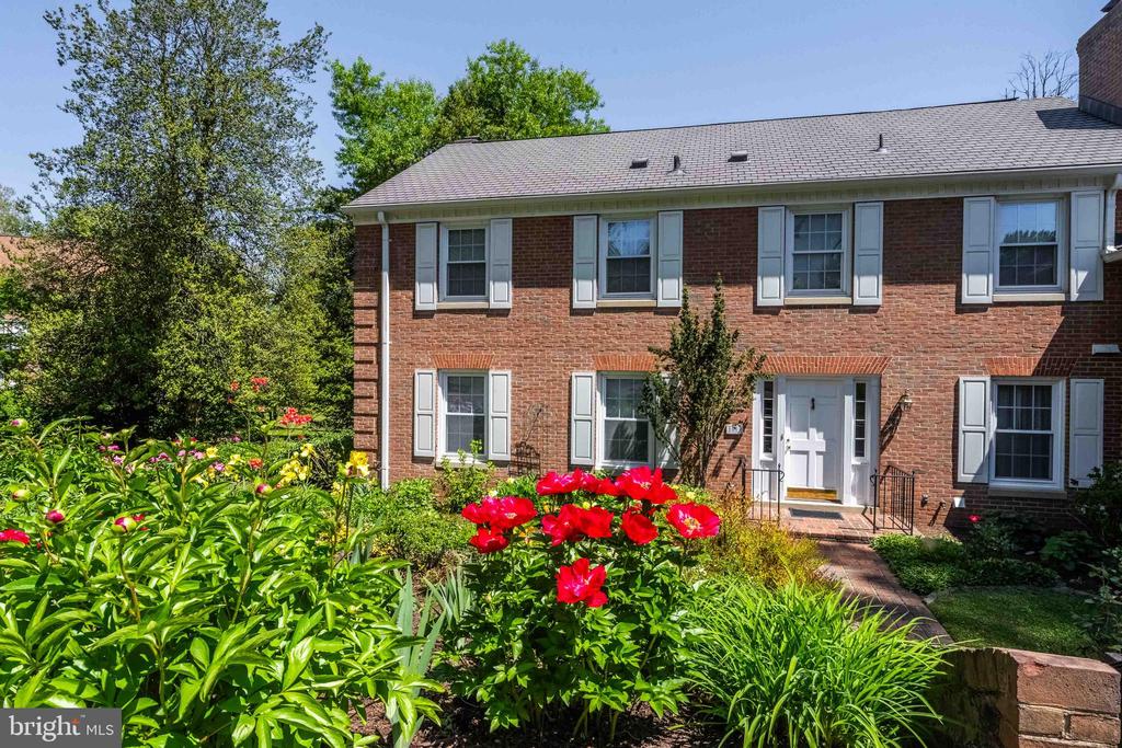 1003 PRIORY PLACE