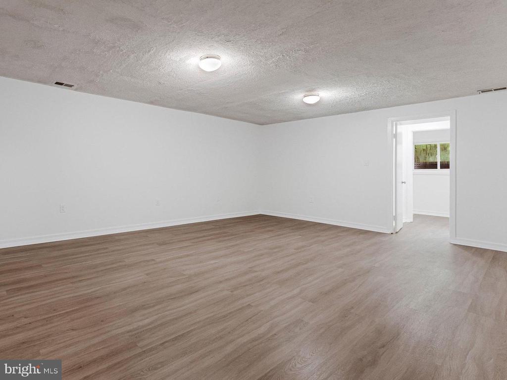 8424 HOLLIS LANE
