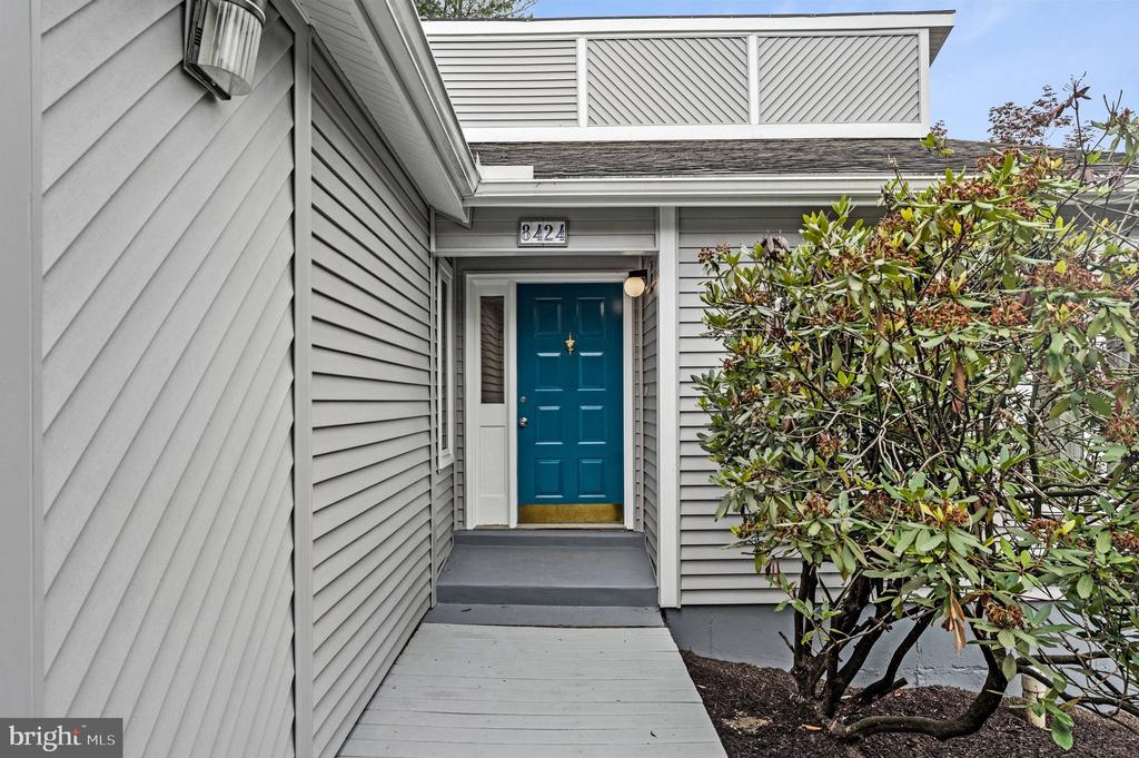 8424 HOLLIS LANE