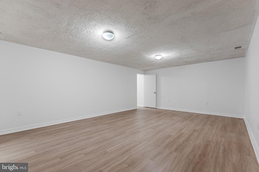 8424 HOLLIS LANE
