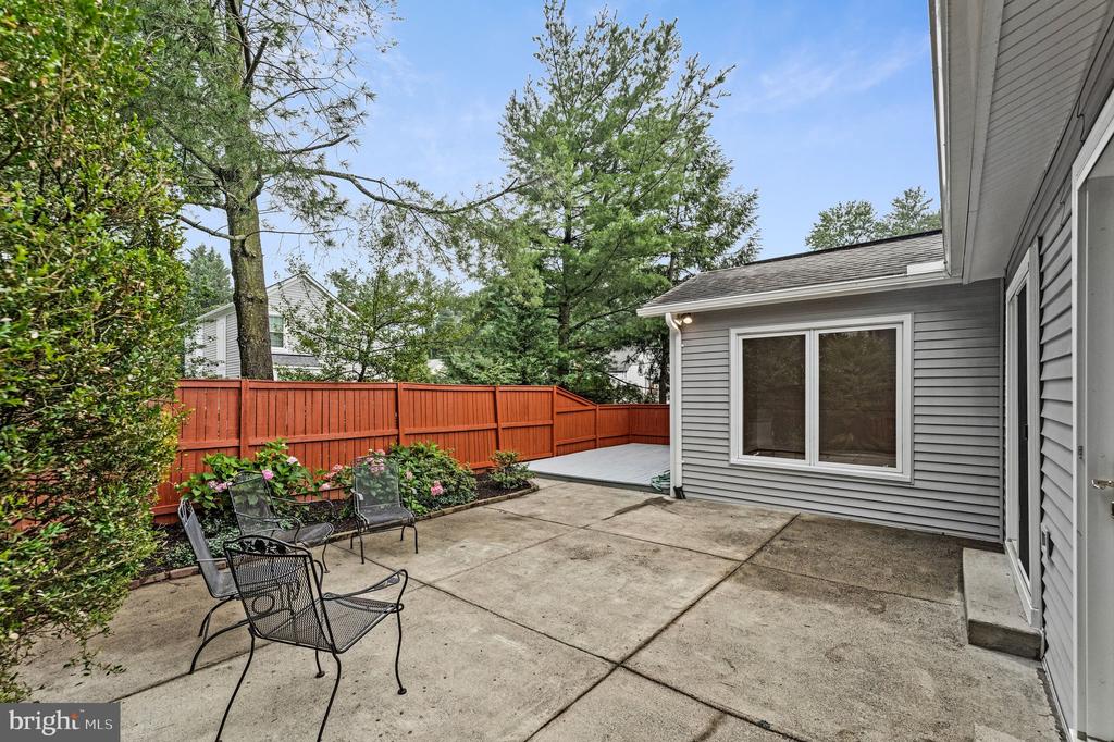 8424 HOLLIS LANE