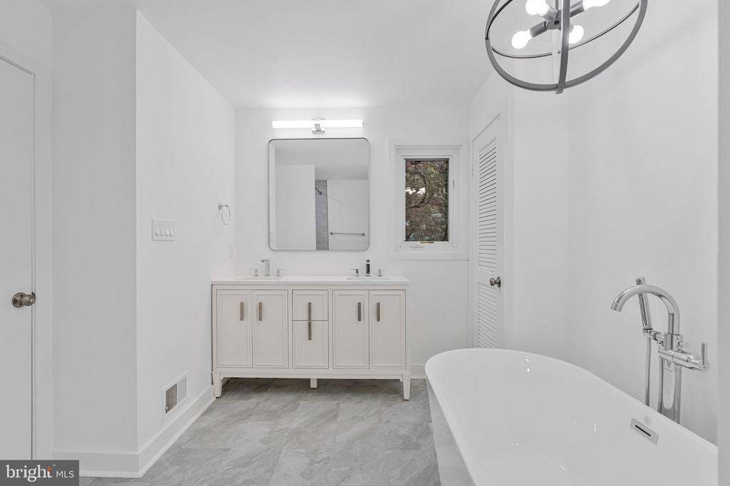 8424 HOLLIS LANE