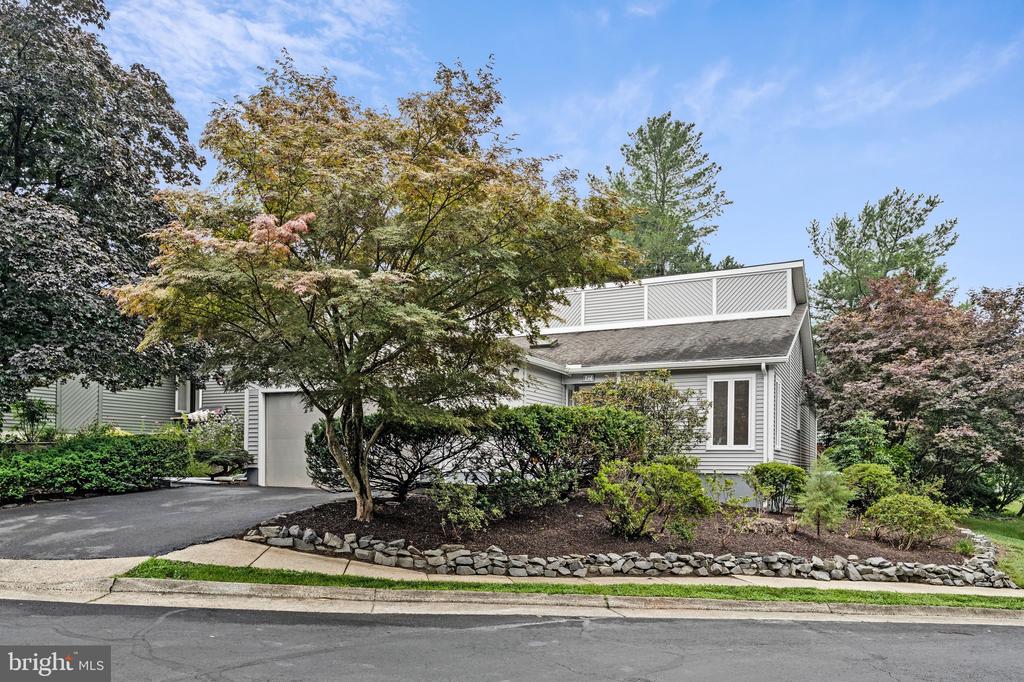 8424 HOLLIS LANE
