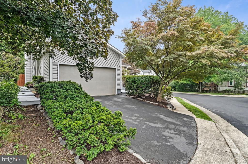 8424 HOLLIS LANE