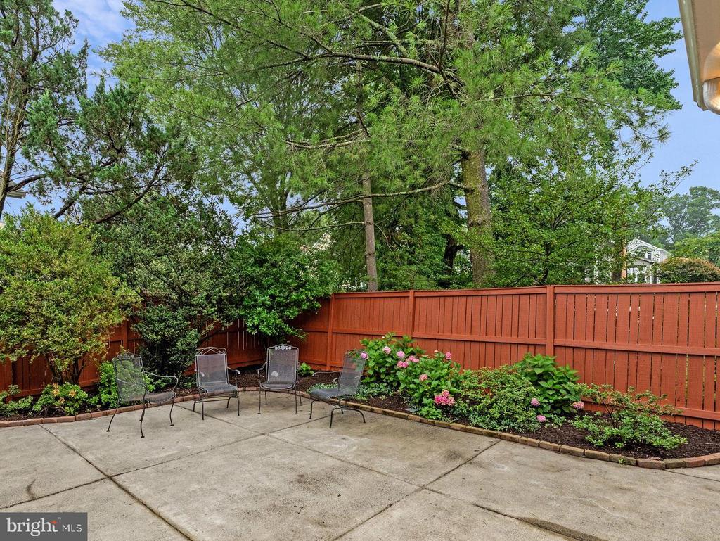 8424 HOLLIS LANE