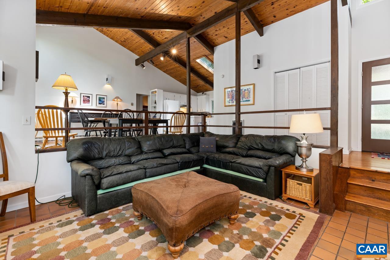 40 E ELKWOOD DR