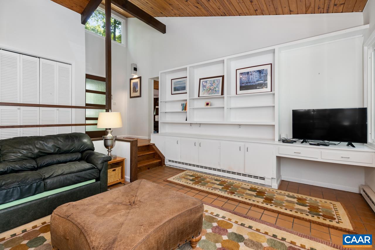 40 E ELKWOOD DR