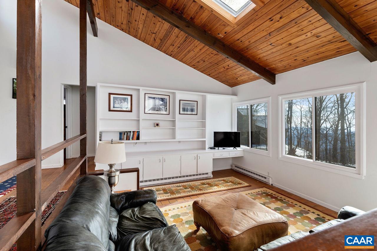 40 E ELKWOOD DR