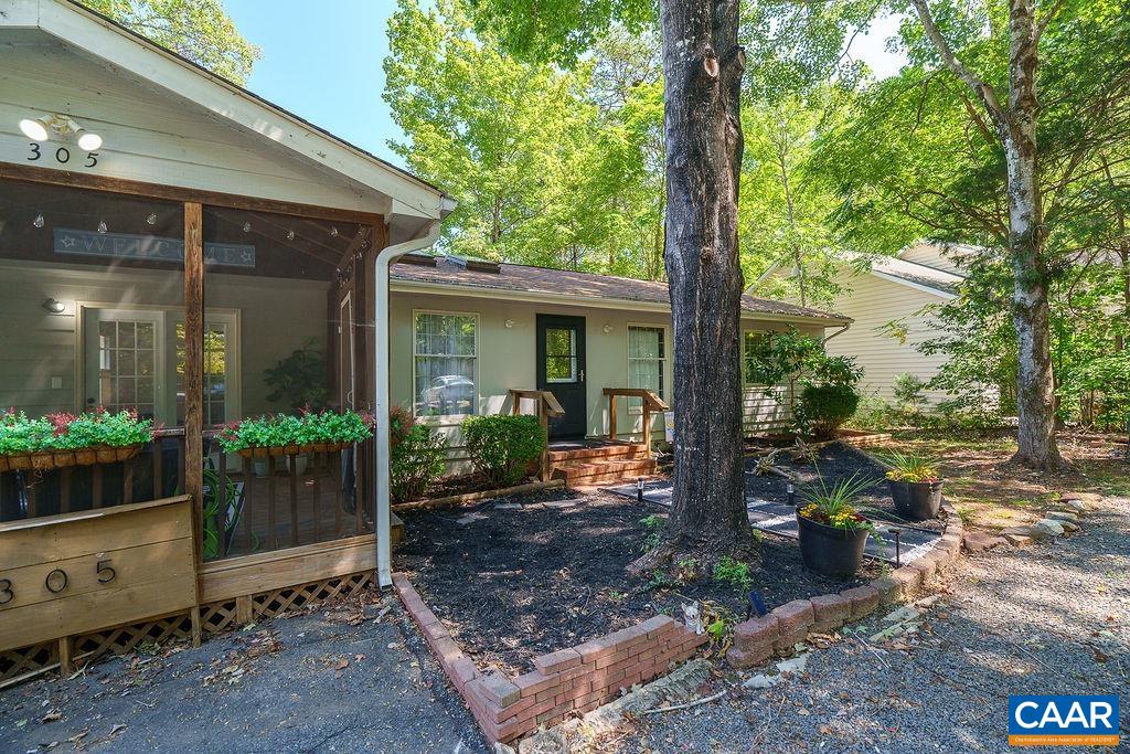 305 STRATFORD CIR