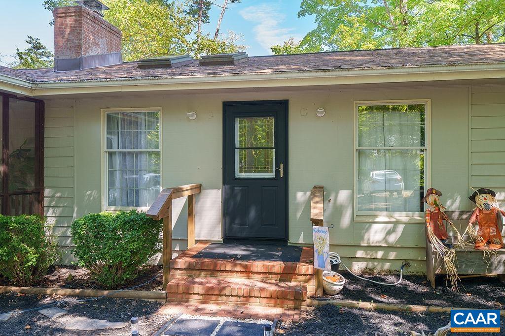 305 STRATFORD CIR