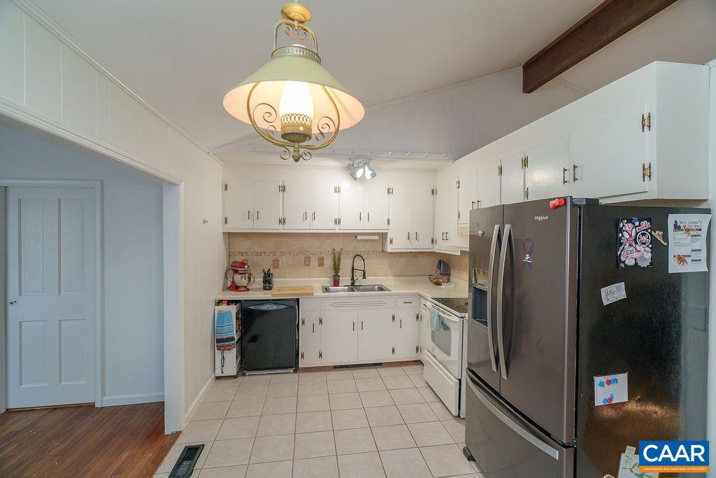 305 STRATFORD CIR