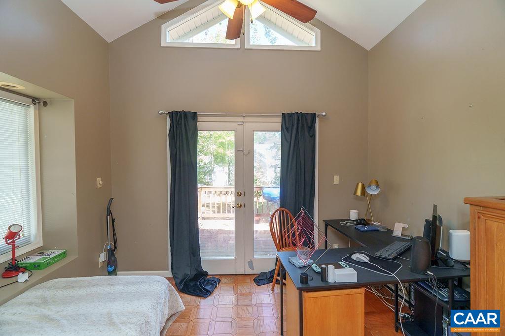 305 STRATFORD CIR