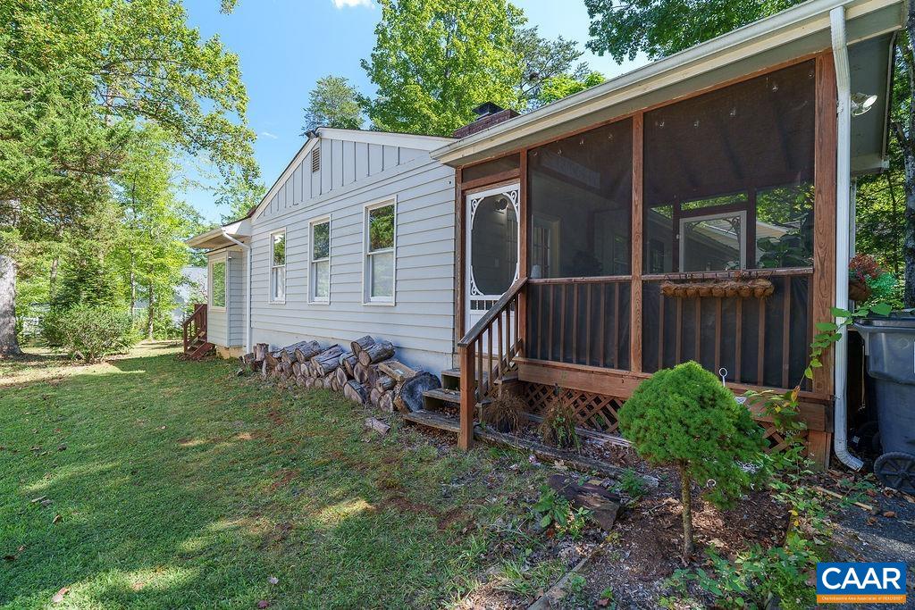 305 STRATFORD CIR
