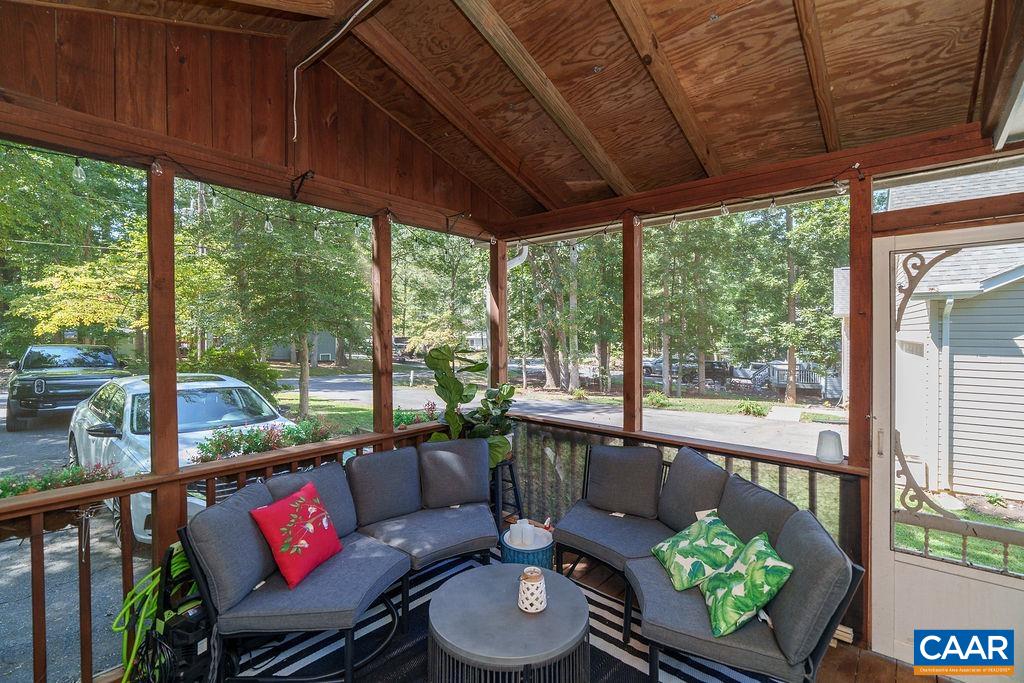 305 STRATFORD CIR