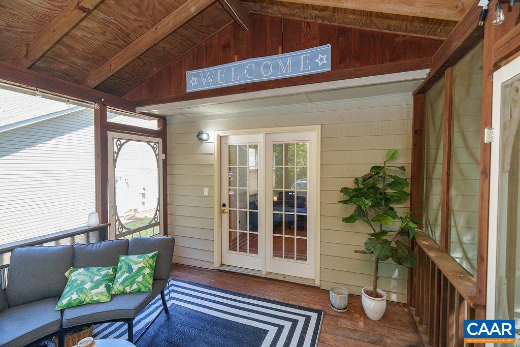 305 STRATFORD CIR