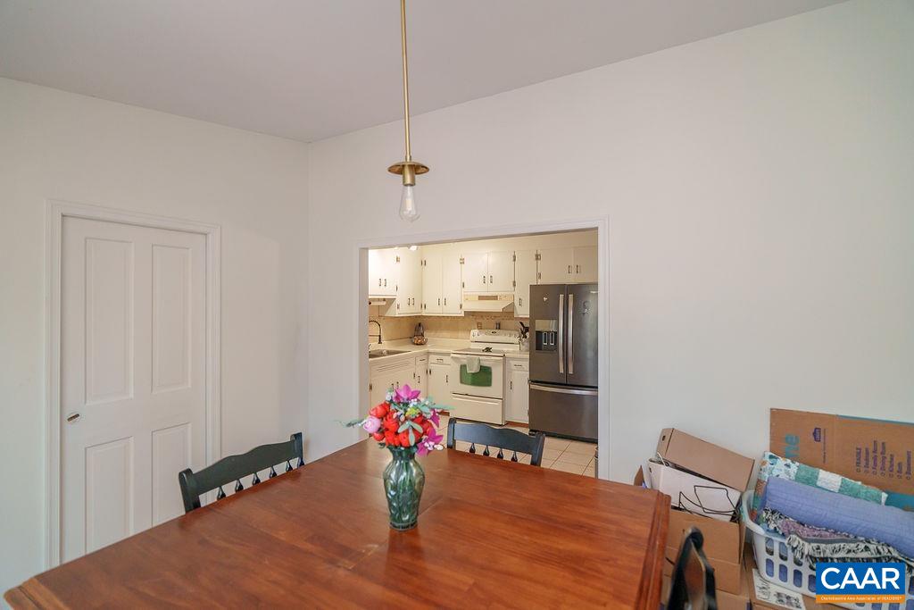 305 STRATFORD CIR