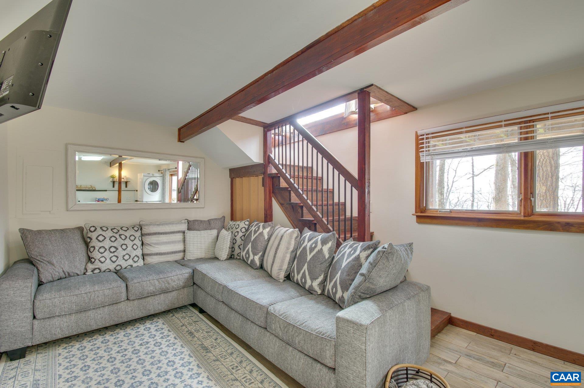 200 WHITE OAK DR
