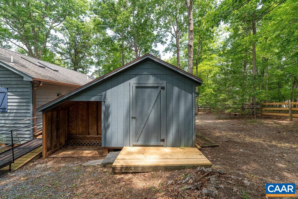 9 CHIPPEWA LN
