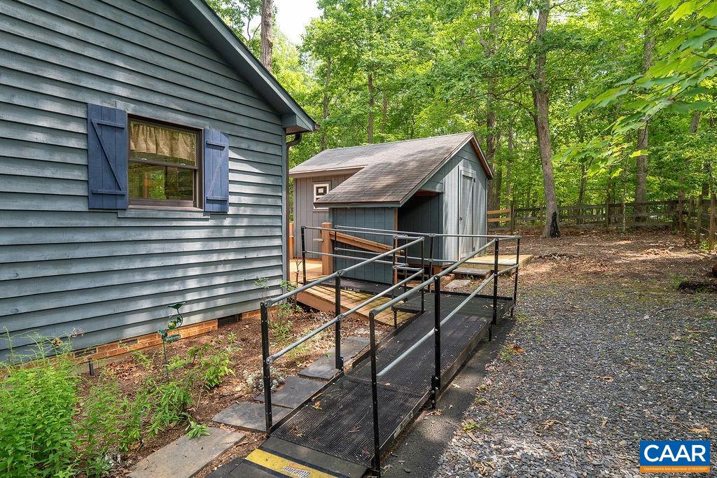 9 CHIPPEWA LN