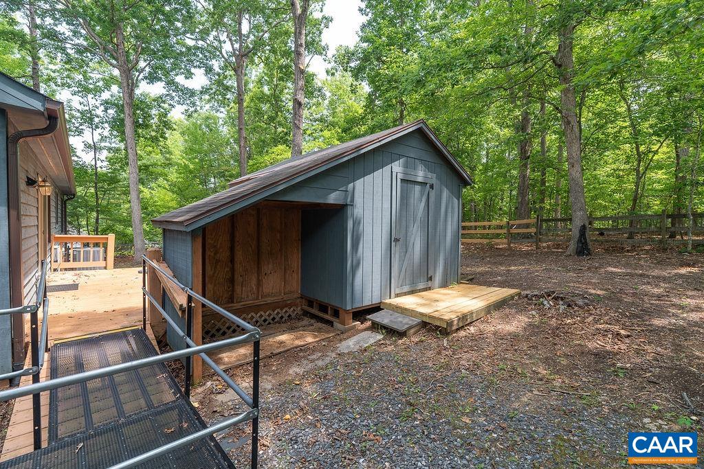 9 CHIPPEWA LN
