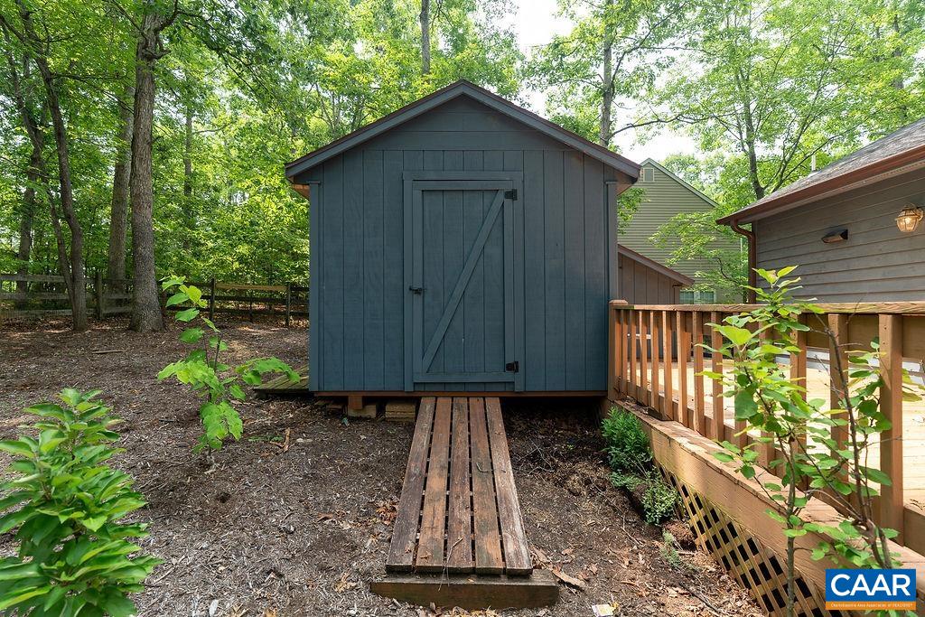 9 CHIPPEWA LN