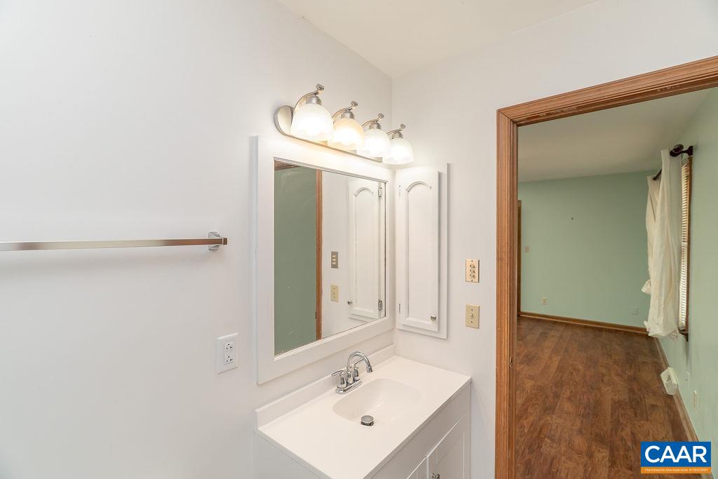 9 CHIPPEWA LN